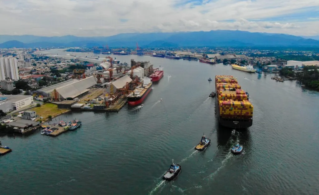 Porto de Santos conclui dragagem para acesso de navios de grande porte
